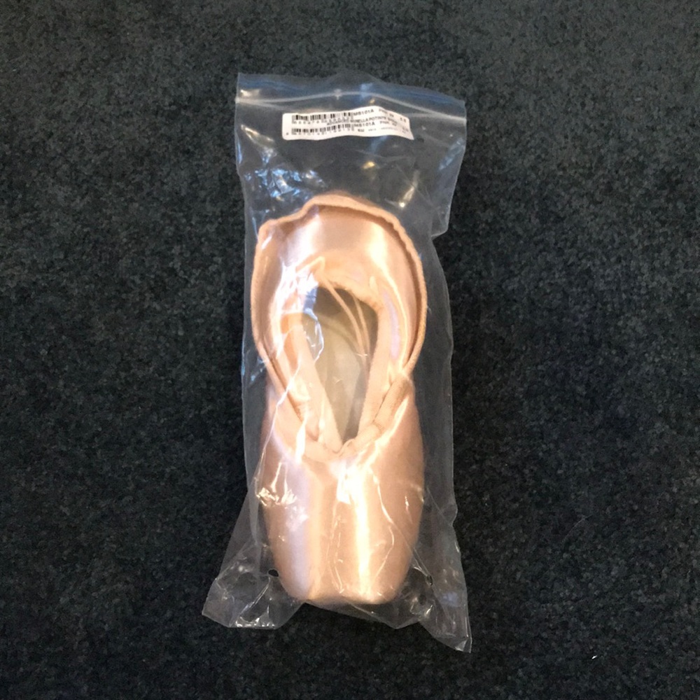 Mirella pointe shoes
